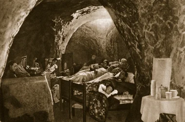 Viviendas en cuevas en la costa inglesa utilizadas como refugios antiaéreos, 1940